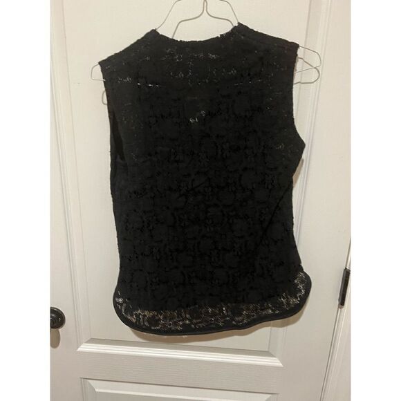 Lace
Vest with fancy buttons size medium - Picture 6 of 7